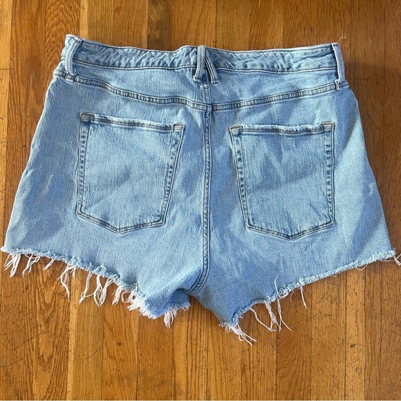 Good American The Bombshell Button Fly Indigo Shorts 16 - Picture 4 of 4